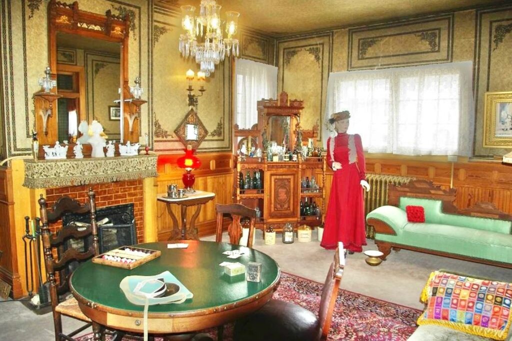 One of the main rooms inside the Old Homestead Museum 